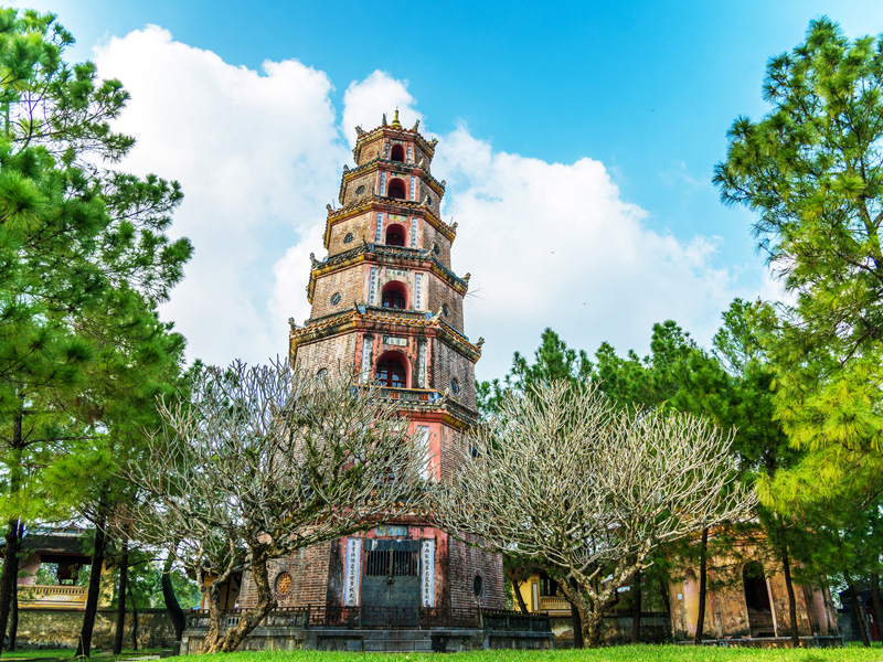 Obdivujte pagodu Thien Mu Admire the Thien Mu Pagoda