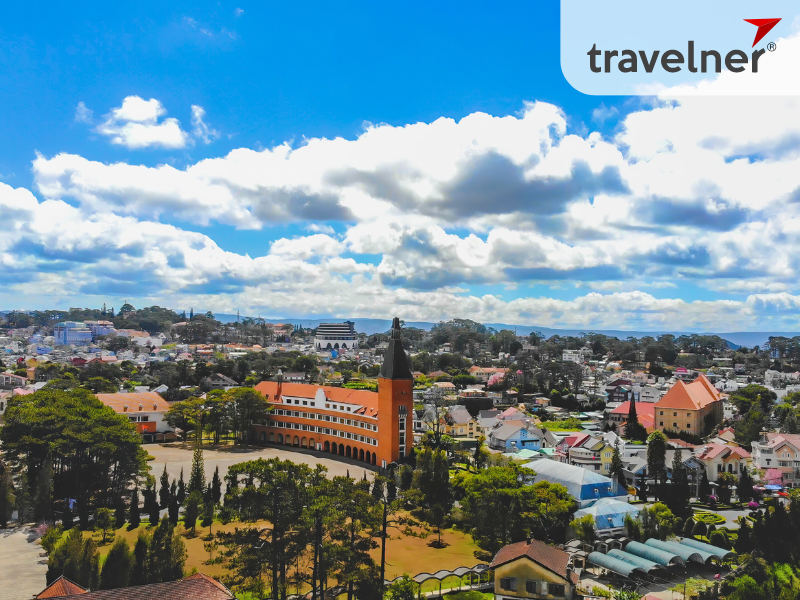 Da Lat city is on the Lam Vien plateau, Lam Dong province. Da Lat city is on the Lam Vien plateau, Lam Dong province.