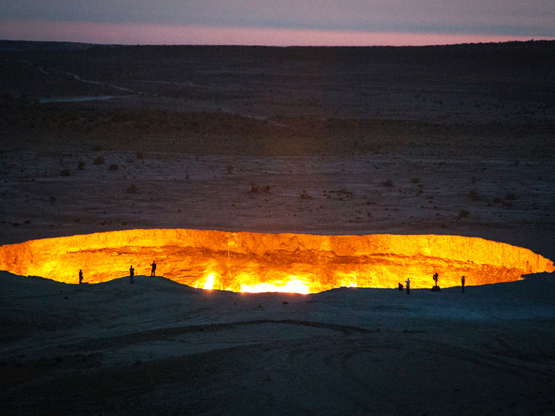 Atrévete a mirar “La puerta del infierno” en Derweze, Turkmenistán Dare to look down “The Door to Hell” in Derweze, Turkmenistan