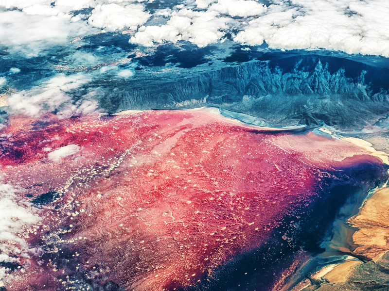 ¡Explore el lago Natron en Tanzania, desde lejos! Explore Lake Natron in Tanzania, from afar!