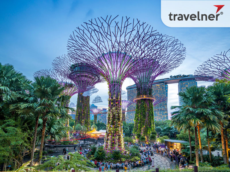 Gardens by the Bay is a beautiful nature park located in central Singapore Gardens by the Bay is a beautiful nature park located in central Singapore
