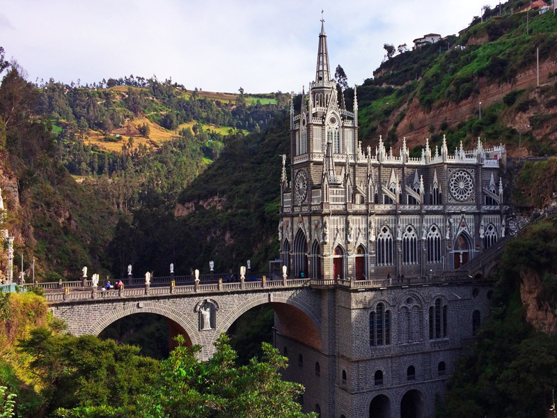 Santuario de Las Lajas en Ipiales, Colombia Las Lajas Sanctuary in Ipiales, Colombia