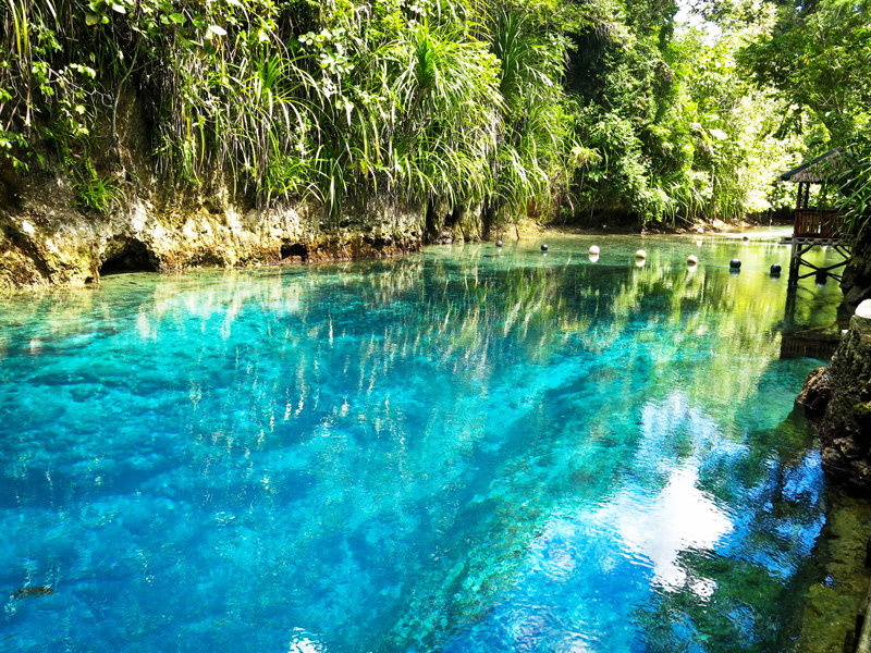 Nadar en el Río Encantador en Surigao del Sur, Filipinas Swim in the Enchanting River in Surigao del Sur, Philippines