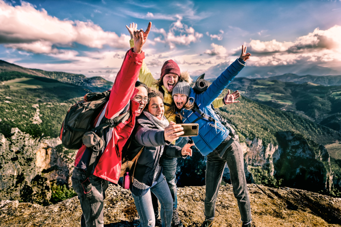 Užijte si naplňující chvíle společně s přáteli, když máte cestovní pojištění Enjoy fulfilling moments together with friends when you have travel insurance