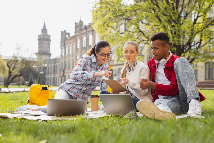 Studium v zahraničí vždy nabízí transformační zkušenosti pro studenty studující v zahraničí. Studying abroad always offers transformative experiences for students studying abroad.