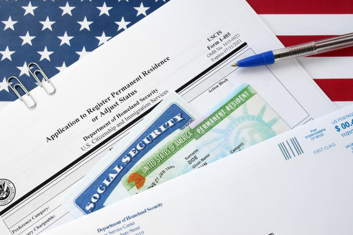 Jako oprávněný trvalý pobyt máte mnoho výhod, včetně možnosti žít a pracovat, vlastnit majetek a další. You have many benefits as a lawful permanent resident, including the ability to live and work, own property and more.