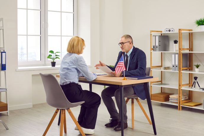 Žadatelé o víza J1 musí být sponzorováni schváleným výměnným programem a musí splňovat kritéria způsobilosti. J1 visa applicants must be sponsored by an approved exchange program and meet eligibility criteria.