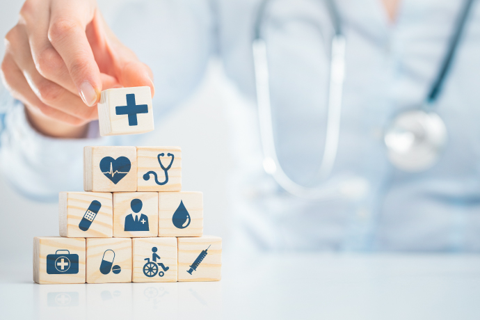 El seguro médico le garantiza acceso a atención médica mientras esté en el extranjero. Health insurance ensures you have access to medical care while abroad.