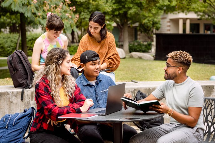 Travelner vychází vstříc jedinečným potřebám mezinárodních studentů tím, že nabízí pojistná řešení na míru. Travelner caters to international students' unique needs by offering tailored insurance solutions.