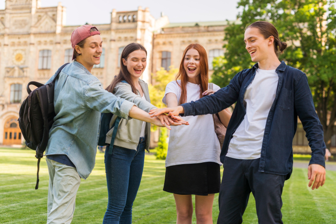 J1 vízum je formální proces a mít na míru šitý plán cestovního pojištění je zásadní pro vaši bezpečnost. A J1 visa is a formal process, and having a tailored travel insurance plan is crucial for your safety.