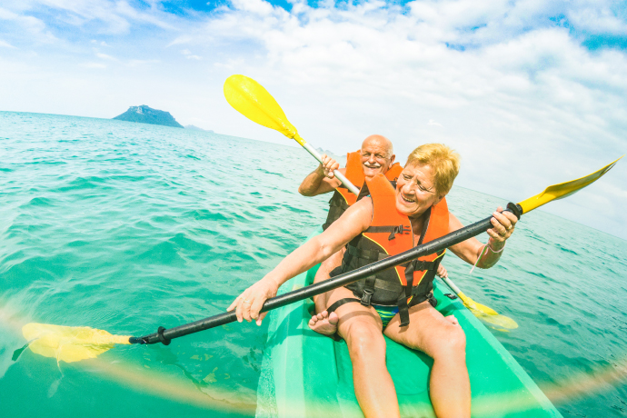 S cestovním pojištěním si senioři mohou užít zlatý okamžik úplně With travel insurance, seniors can enjoy the gold moment completely