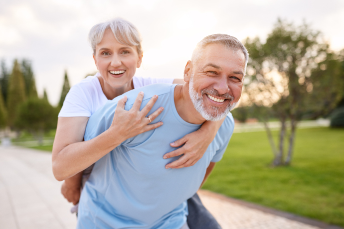 Zhodnoťte zdravotní stav a upřednostněte pojistné plány s odpovídajícím krytím pro případ nouze. Assess health status and prioritize insurance plans with adequate coverage for emergencies.