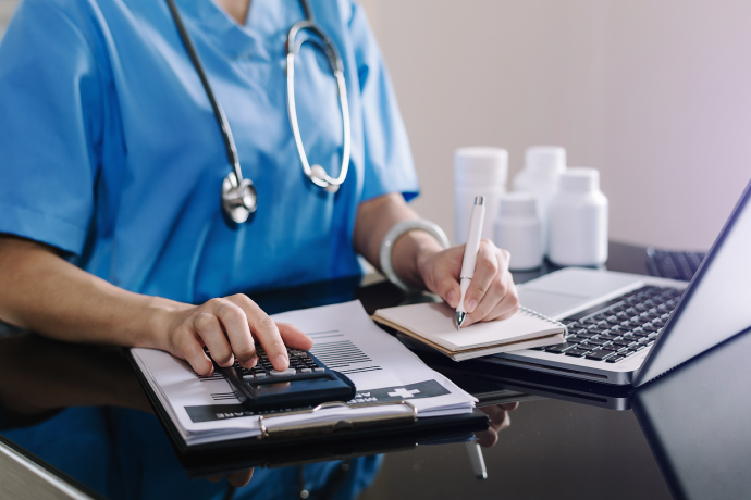 Cestovní pojištění kryje i léčebné výlohy vzniklé během cesty v důsledku úrazu nebo nemoci. Travel insurance also covers medical expenses incurred during travel due to accidents or illnesses.