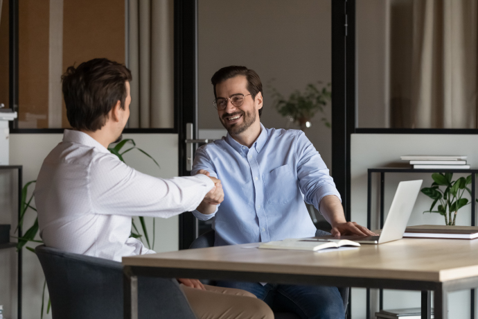 Los clientes potenciales y los empleados que crean que su empresa antepone los intereses de los empleados también se sentirán positivos al respecto. Prospective customers and hires who believe your business puts employee interests first will also feel positive about it.