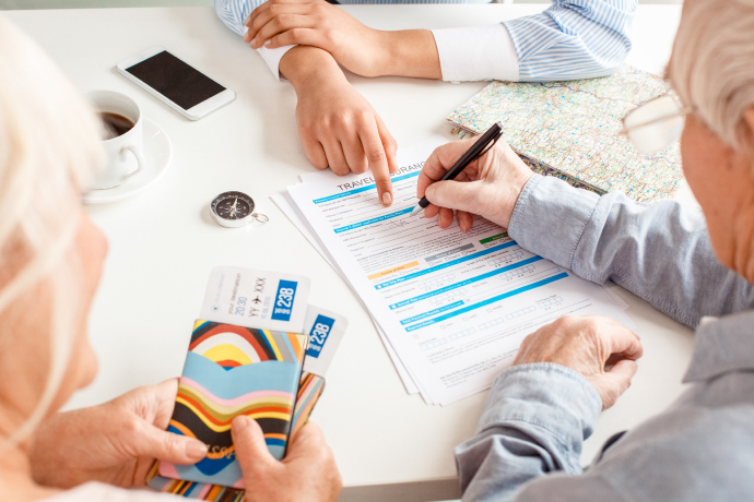 Roční zdravotní cestovní pojištění pro seniory chrání před případnými zdravotními událostmi. The annual medical travel insurance for seniors safeguards against any medical emergencies.