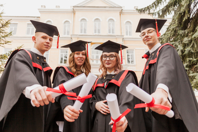 Student Health AdvantageSM splňuje požadavky na studentská víza a nabízí rozsáhlé zdravotní pojištění Student Health AdvantageSM meets student visa requirements and offers extensive medical coverage