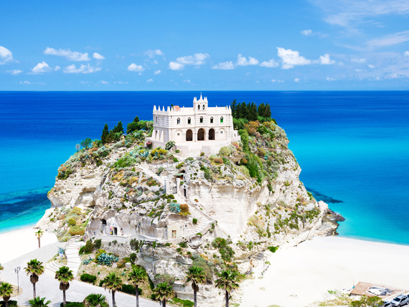 Camina hasta el Monasterio de Santa Maria dell'Isola en Tropea, Italia Walk up to the Monastery of Santa Maria dell’Isola in Tropea, Italy