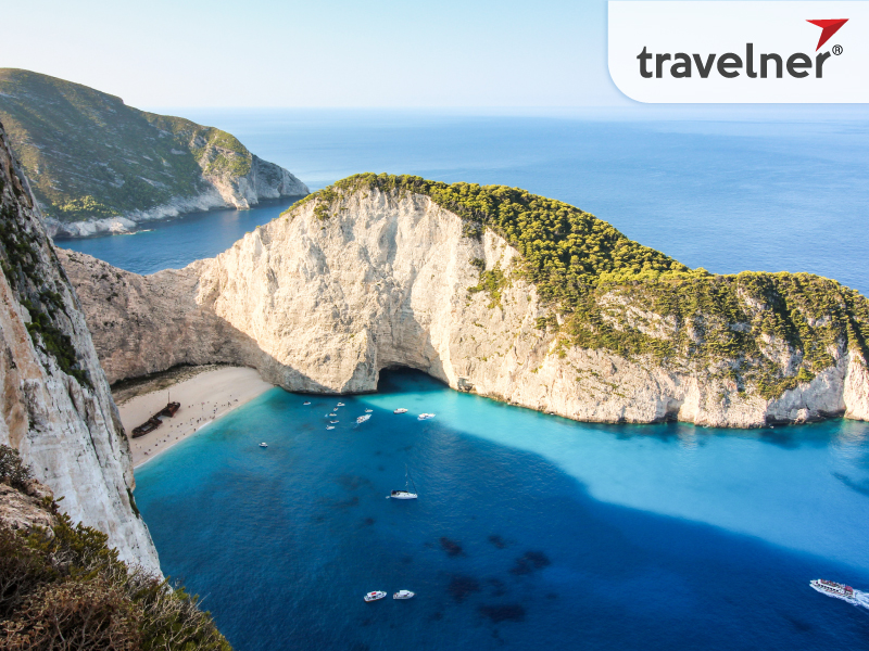 Jökulsárlón là một hồ băng lớn ở đông nam Iceland nổi tiếng với những tảng băng trôi từ sông Breiðamerkurjökull